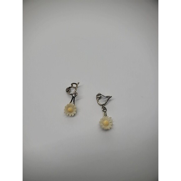 Vintage Earrings Clip On Gold Tone Daisy Flowers Dainty Small Jewelry Costume - Picture 10 of 12